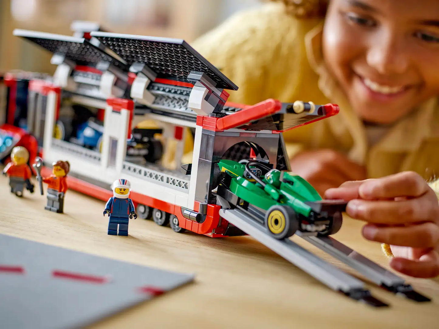 Camión de F1® con Coches de F1® RB20 y AMR24 LEGO® - 1086 piezas