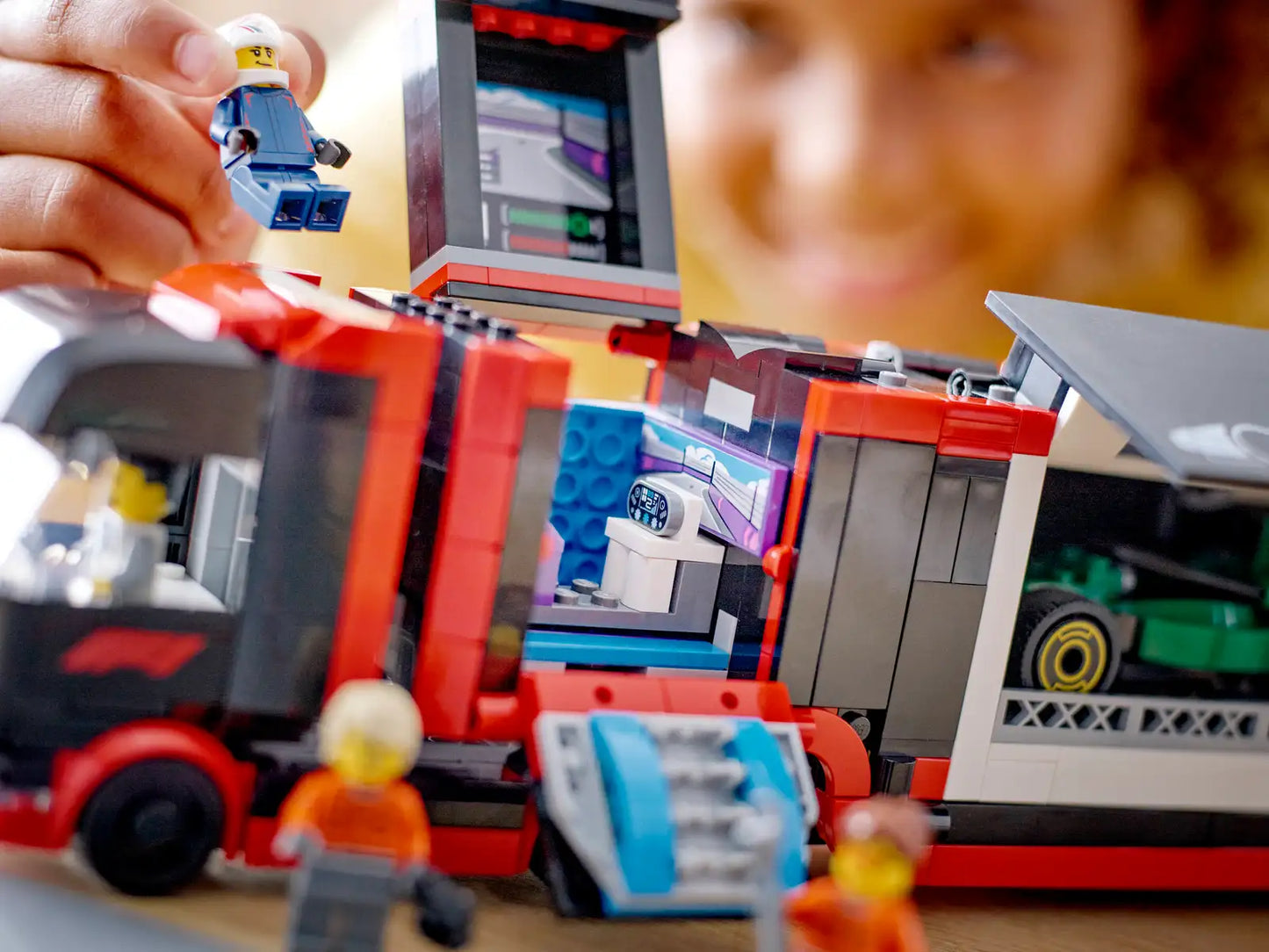 Camión de F1® con Coches de F1® RB20 y AMR24 LEGO® - 1086 piezas