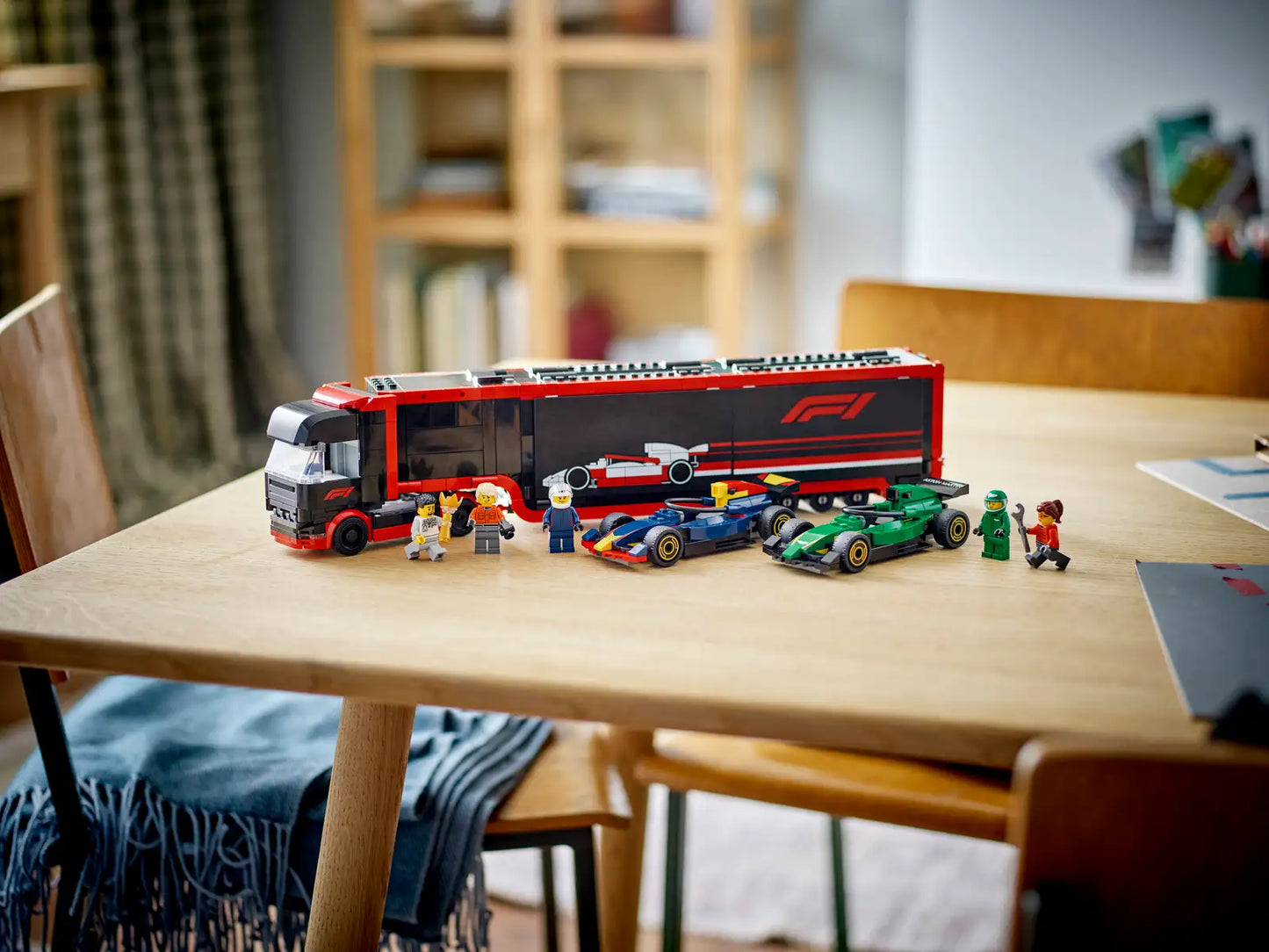 Camión de F1® con Coches de F1® RB20 y AMR24 LEGO® - 1086 piezas
