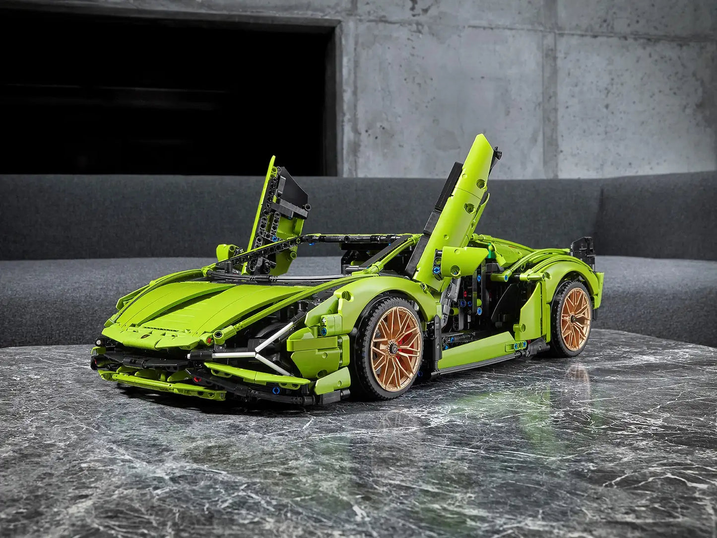 Alfa Romeo F1 C42 - 2261 pieces - Remote Controlled 