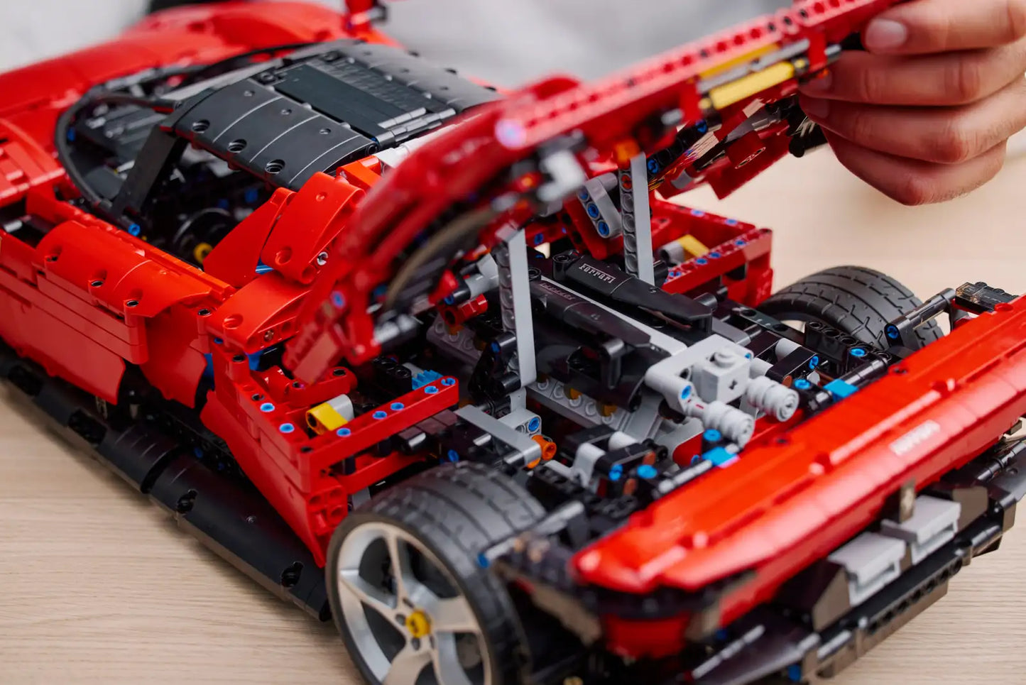 Alfa Romeo F1 C42 - 2261 pieces - Remote Controlled 