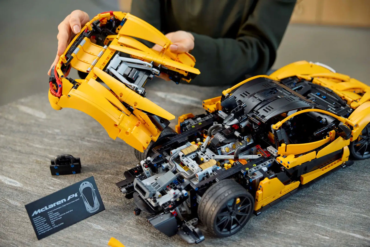 Alfa Romeo F1 C42 - 2261 pieces - Remote Controlled 